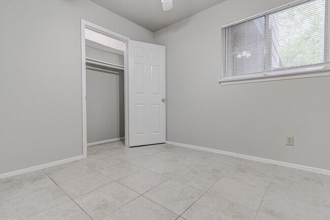 Building Photo - 900 Sirocco Dr