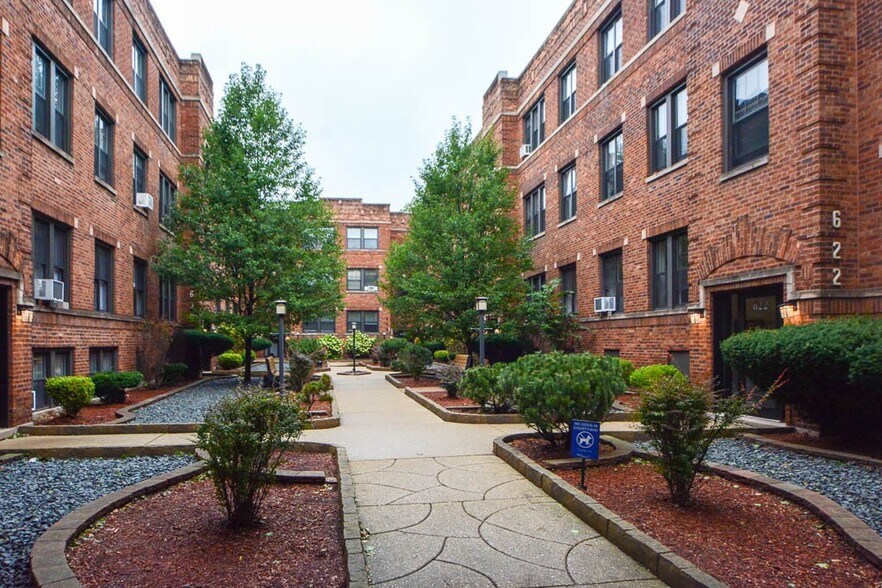 Primary Photo - 629 W Cornelia Ave