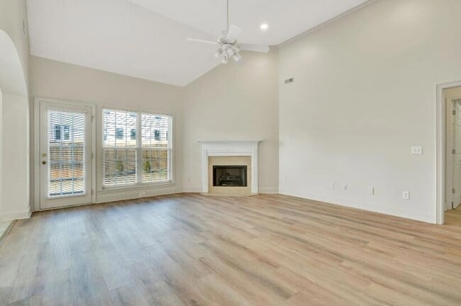 Building Photo - 1907 Igou Pl Dr