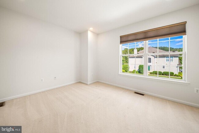 Building Photo - 156 E Country Club Dr