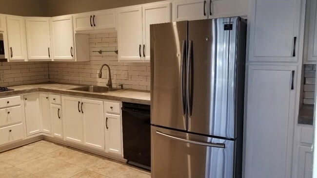 Building Photo - 2100 Tanglewilde St