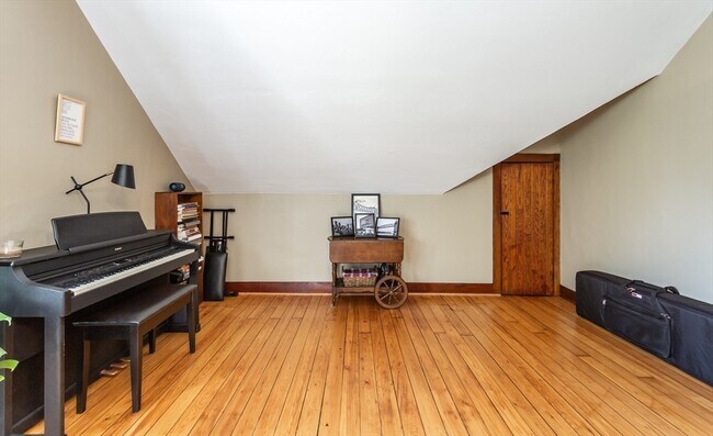Building Photo - 256 Maple St
