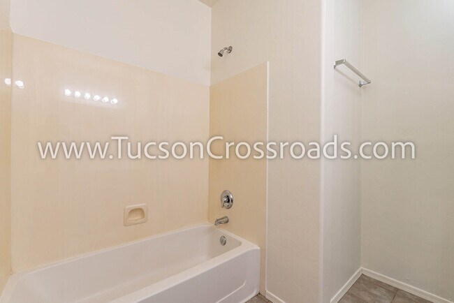 Building Photo - 4 Bedroom / 2 Bathroom Home