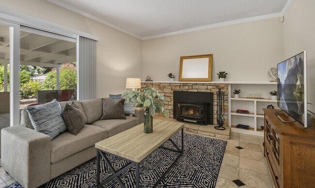 Building Photo - Charming Silvergate Home with Stunning Bac...