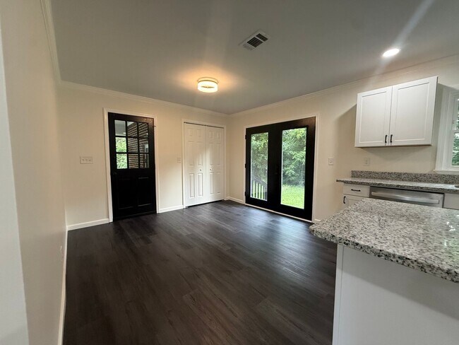 Building Photo - 4 Bedrooms, 2 Bathrooms - Home in Armuchee! **NEWLY REMODELED!!**