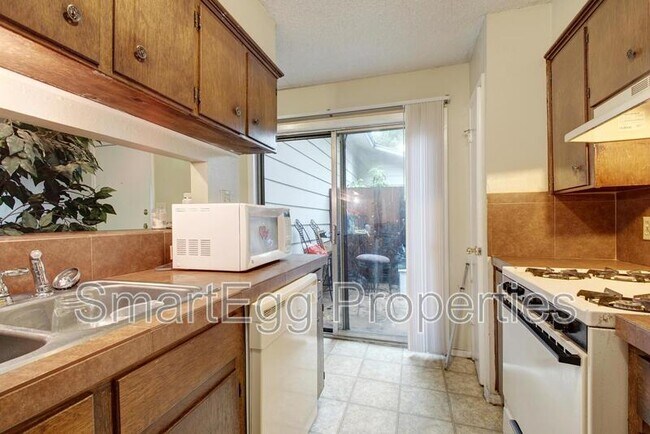 Building Photo - 1740 Rutland Dr
