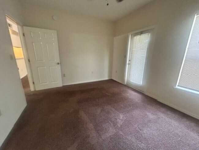 Building Photo - Third floor 1B/1B condo with balcony at Th...