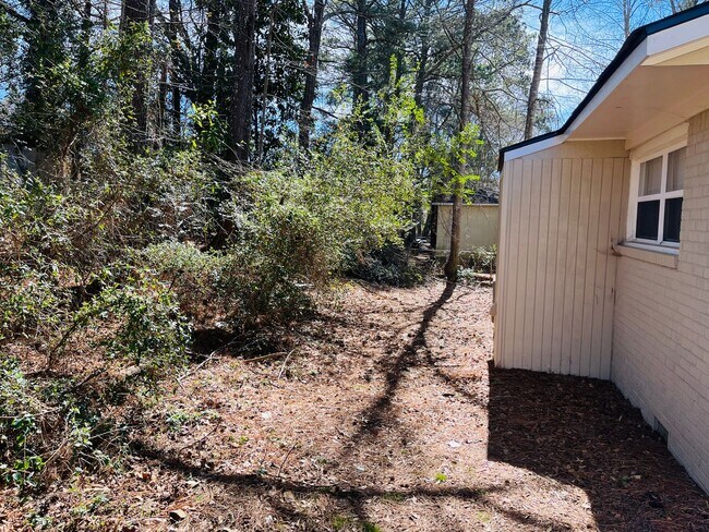 Building Photo - Wow! Check out this charming 3-bedroom, 1....