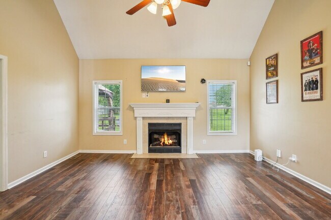 Building Photo - 754 McClain Dr