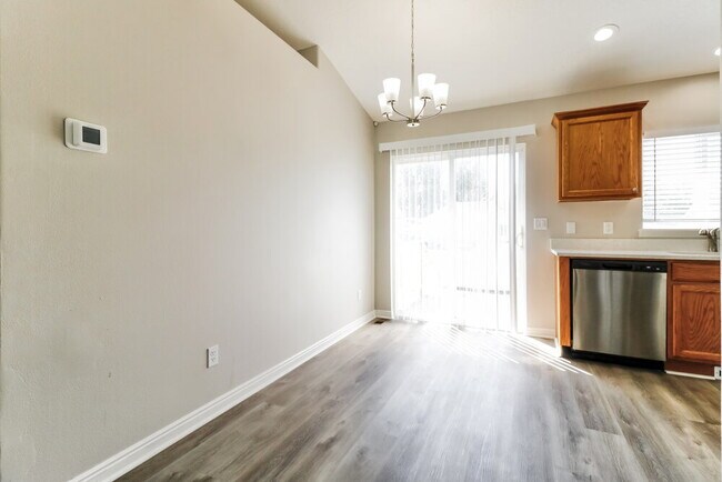 Building Photo - 2114 Juniper Dr