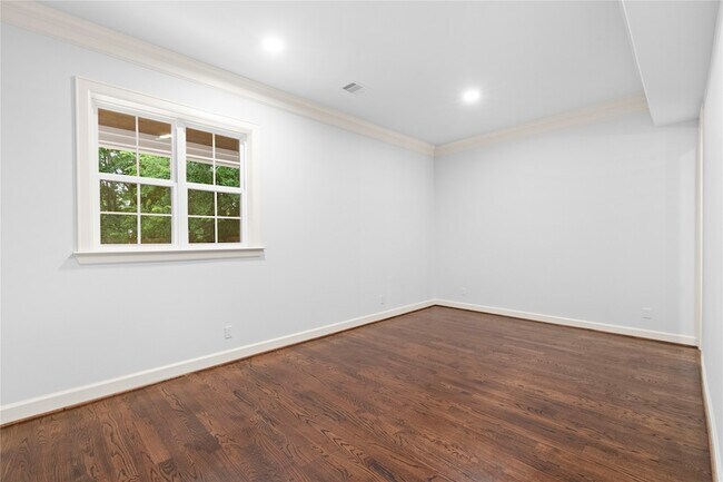 Building Photo - 6404 Community Dr