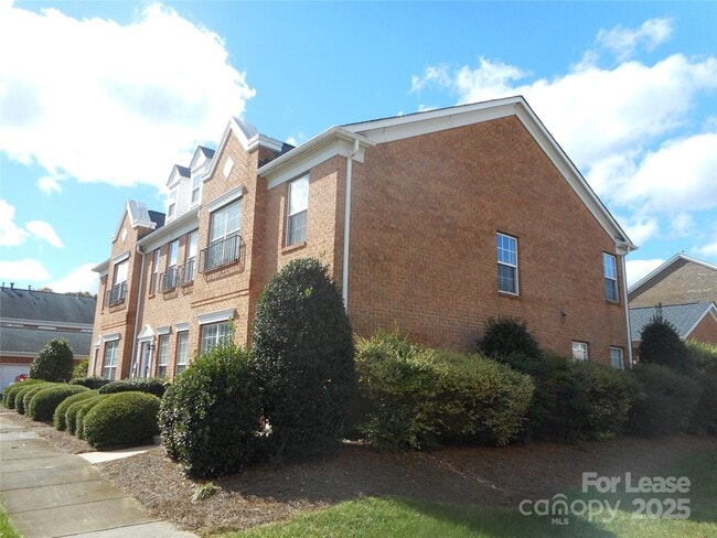 Building Photo - 3804 York Aly