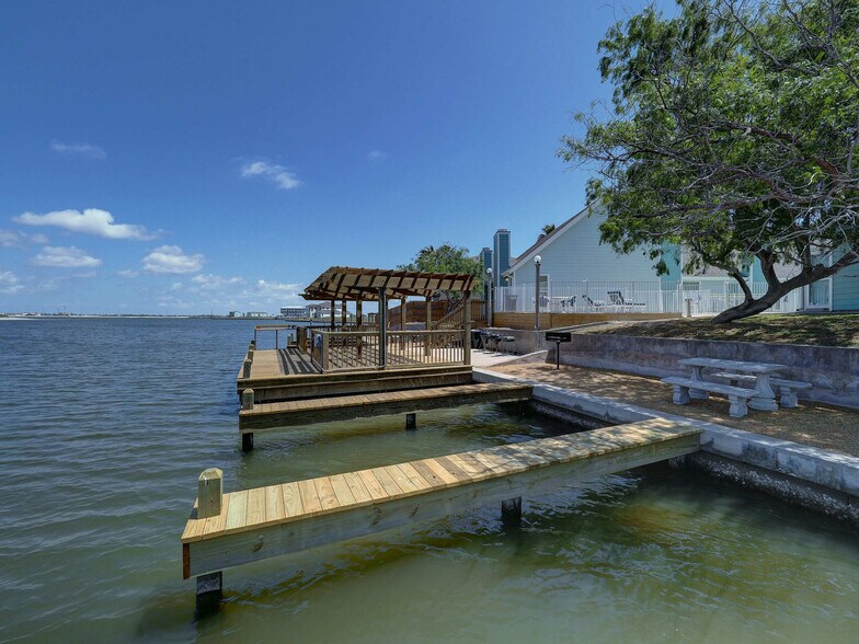 Building Photo - 15201 Leeward Dr