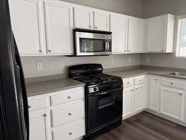 Building Photo - 4bd/2.5bath House