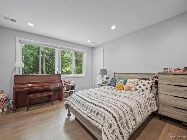 Building Photo - 3511 Lakecrest Dr