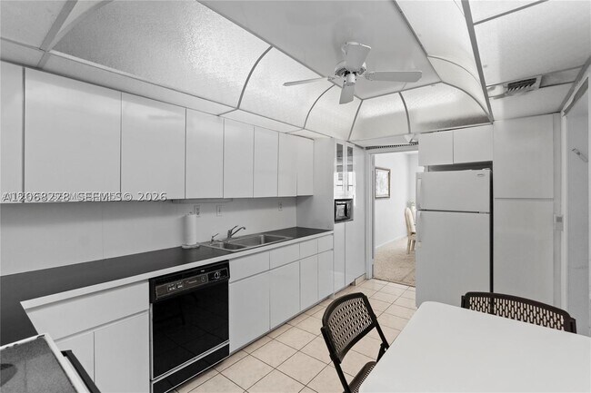 Building Photo - 5001 Collins Ave