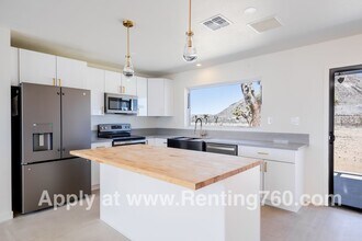 Building Photo - Modern Comfort in Scenic Landers