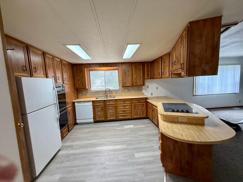 Large Kitchen - 625 S Evergreen Rd