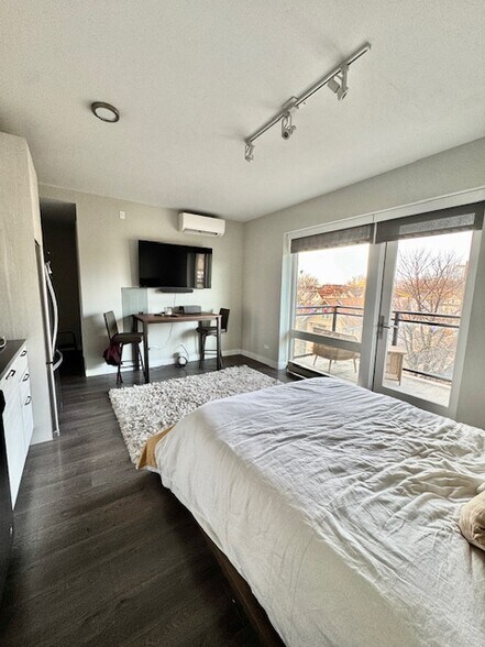 Building Photo - 2407 W Eastwood Ave