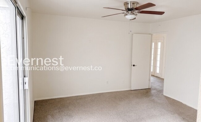 Building Photo - 3Bed/2Bath with Fenced Yard/ Available Now!