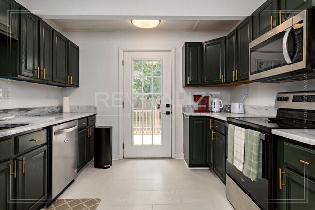 Building Photo - HALF-OFF DEPOSIT SPECIAL! Furnished 2 Bedr...