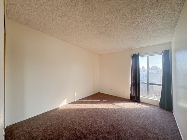 Building Photo - Sunny Spacious Upstairs Condo in Gated Bld...