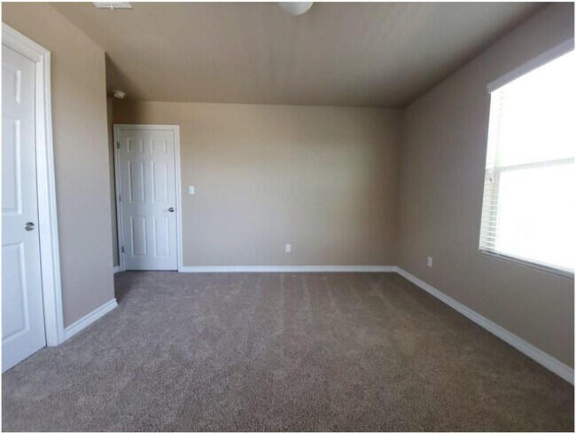 Building Photo - 213 Mary Max Cir