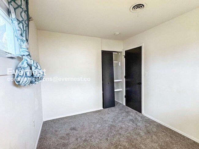 Building Photo - 9 Country Club Dr