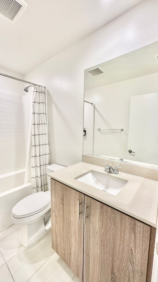 Building Photo - Beautiful, Newer Construction Home in Desi...