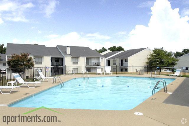 Pool - Towne Oaks Apartments