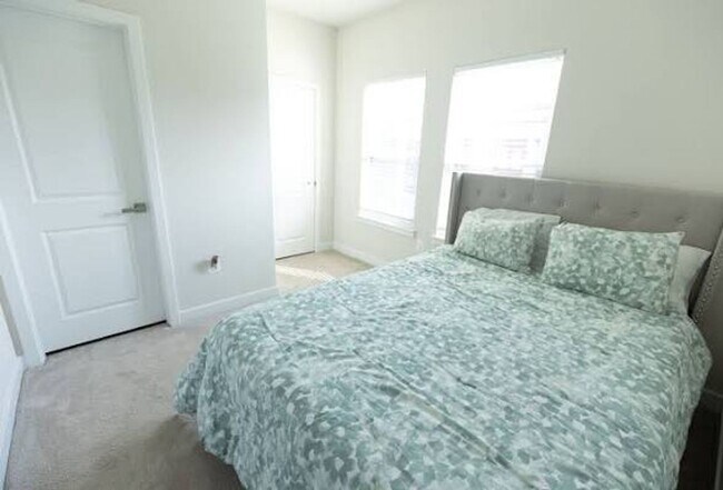 Building Photo - Available Now! Discover urban living at its finest in this 4-level gem!