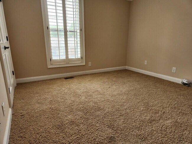 Building Photo - 1085 Holly Dr