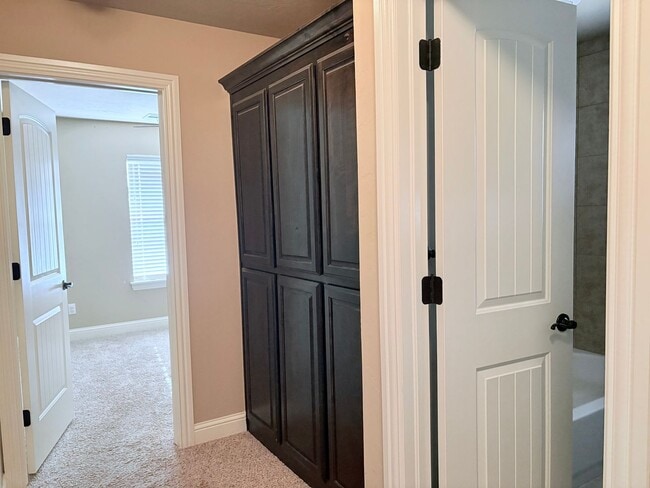 Building Photo - Large four bedroom home in Edmond