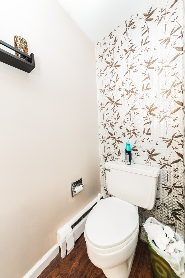 Building Photo - AVAILABLE MAY  - 2 Bedroom 1.5 bathroom Ho...