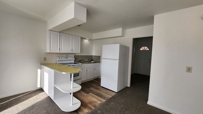 Building Photo - MillerVille #10, #11, #12