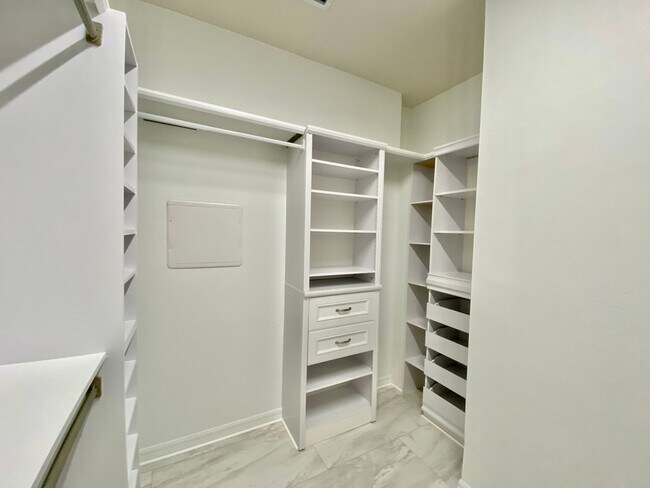 Building Photo - Renovated Haile Plantation Home – Move-In ...