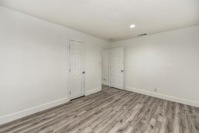 Building Photo - Beautifully Remodeled Duplex - 2 Bed, 1 Bath