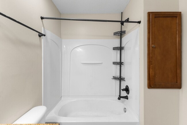 Building Photo - Modern 2-Bed Townhome with Vaulted Master & Private Deck – Prime Columbus Location!