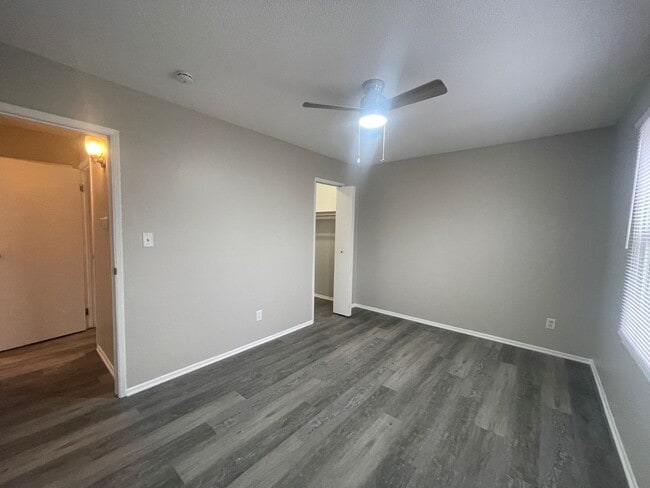 Building Photo - Home For Rent In Bellevue