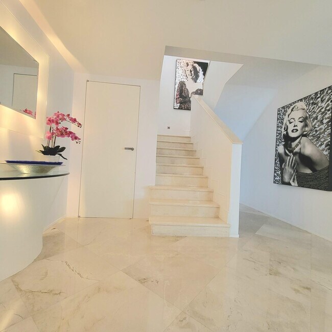 Building Photo - 1830 S Ocean Dr