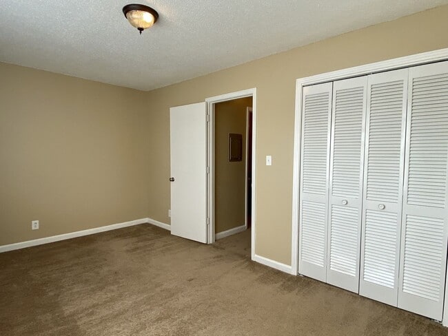 Building Photo - Walk to APSU!! 2 Bed/1.5 Bath! No carpet on main level!