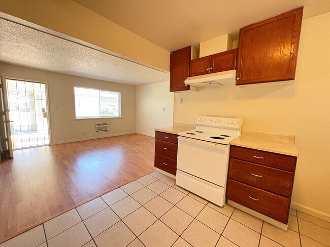Building Photo - Charming Two Bedroom Unit