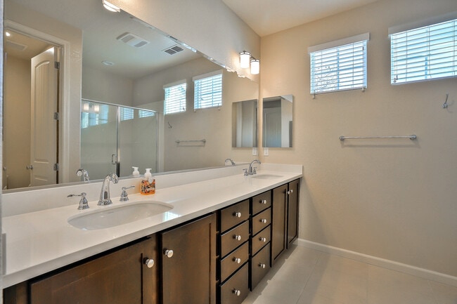 Building Photo - 3 Bedroom 2.5 Bath 2 Car Garage Condo At C...