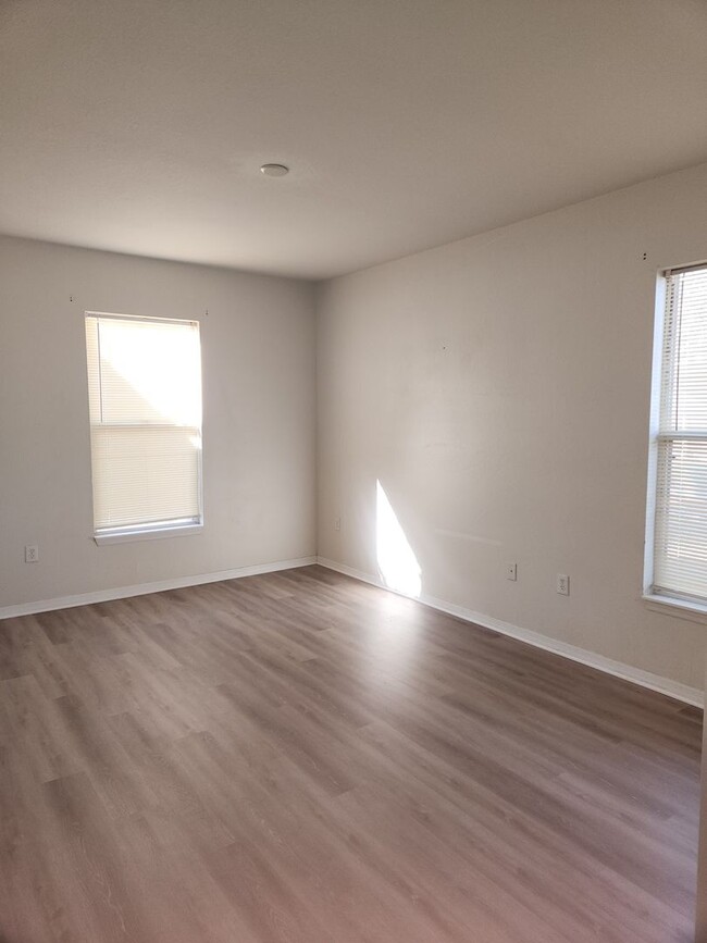 Building Photo - 5001