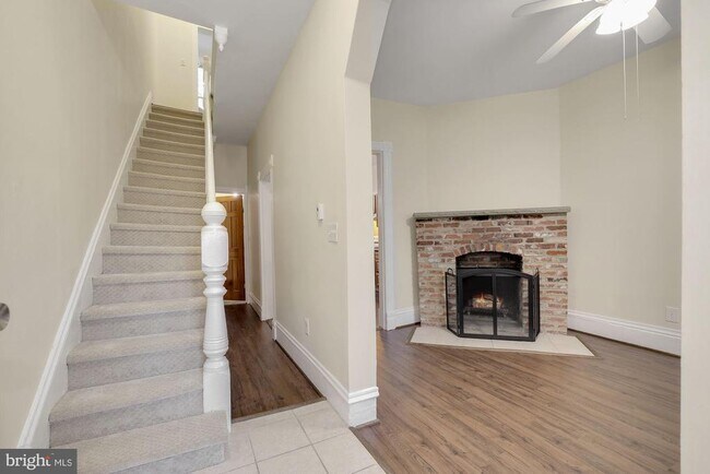 Building Photo - 616 11th St NE