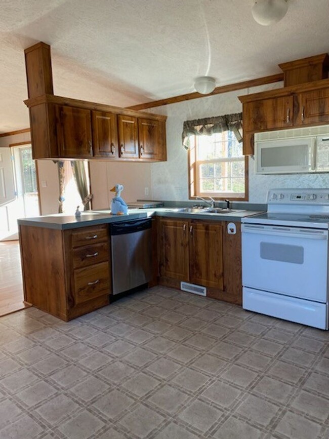 Building Photo - Three Bedroom Manufactured Home in Teays V...