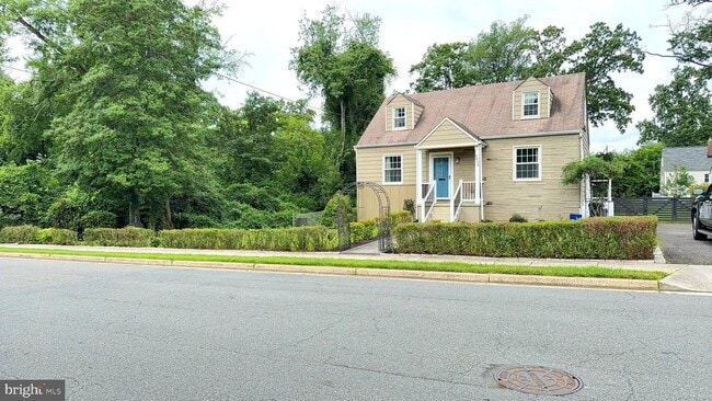 Building Photo - 4012 Woodland Dr