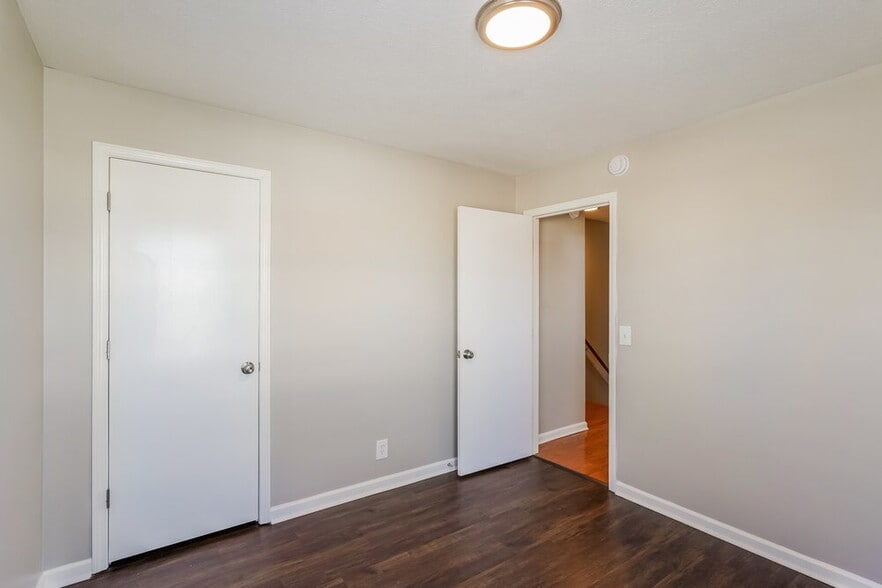 Building Photo - 901 Bexhill Ct S