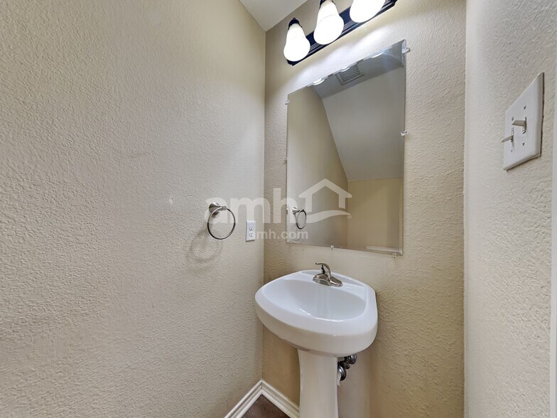 Building Photo - 587 Lentisco Dr