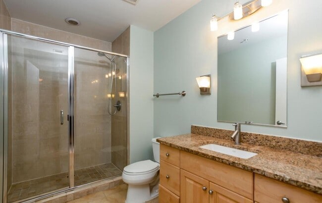Building Photo - Great 3rd Floor 2BR/2BA Condo (with Parkin...